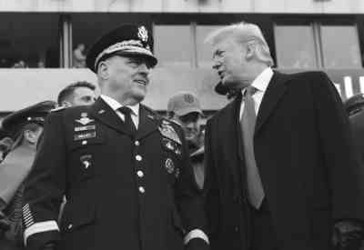 12月8日，在美国费城，美总统特朗普与陆军参谋长马克·米利（左）共同出席美国陆海军橄榄球对抗赛活动。新华社
